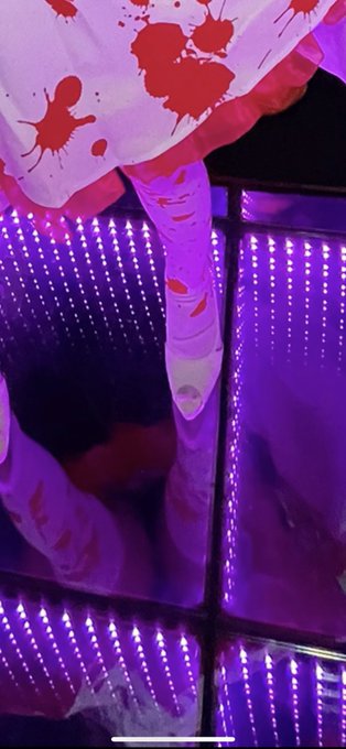 この写真のポイントは床に反射してパンツ見えてるところ✌🏼 https://t.co/xs1cJw7YJD<a href="/tag/100%E6%97%A5%E5%BE%8C%E3%81%AB%E6%AD%BB%E3%81%AC%E3%83%AF%E3%83%8B"class="tags"><span>#100日後に死ぬワニ</span></a>