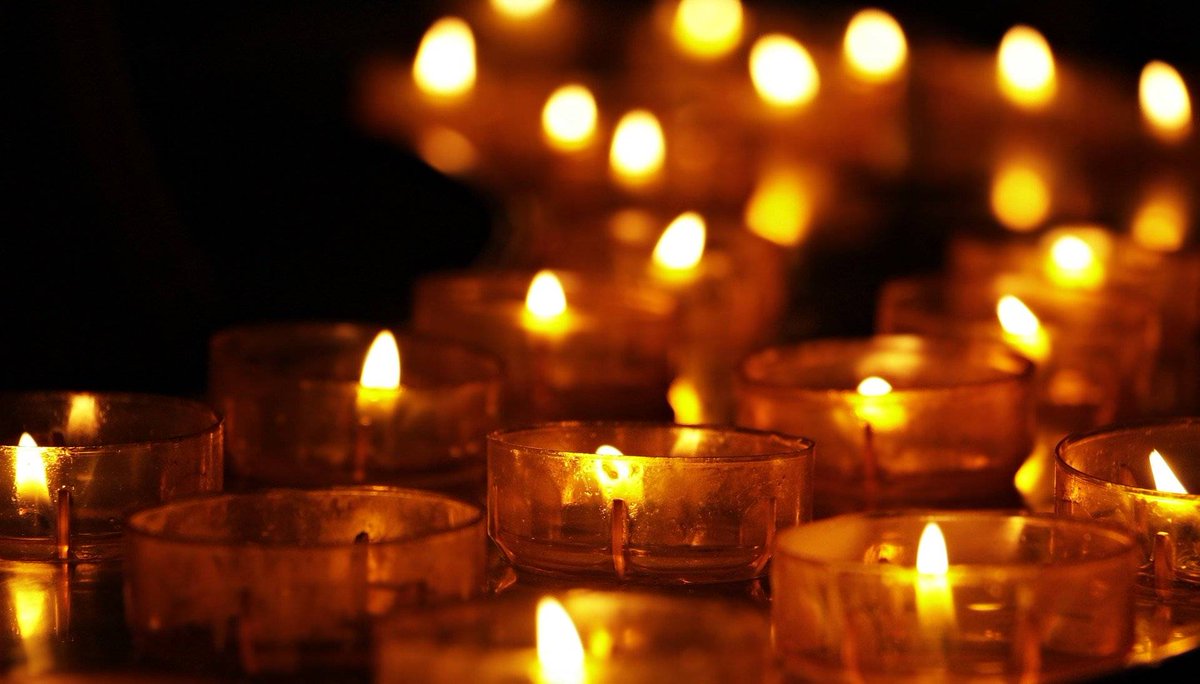 RadioUNAM's tweet photo. Aquí sabemos a qué sabe la muerte
Aquí sabemos lo que sabe la muerte
La piedra le dio vida a esta muerte
La piedra se hizo lava de muerte

Todo está muerto
En esta cueva ni siquiera vive la muerte.

“Caverna”. Fragmento. José Emilio Pacheco. https://t.co/7HwczScjc7
