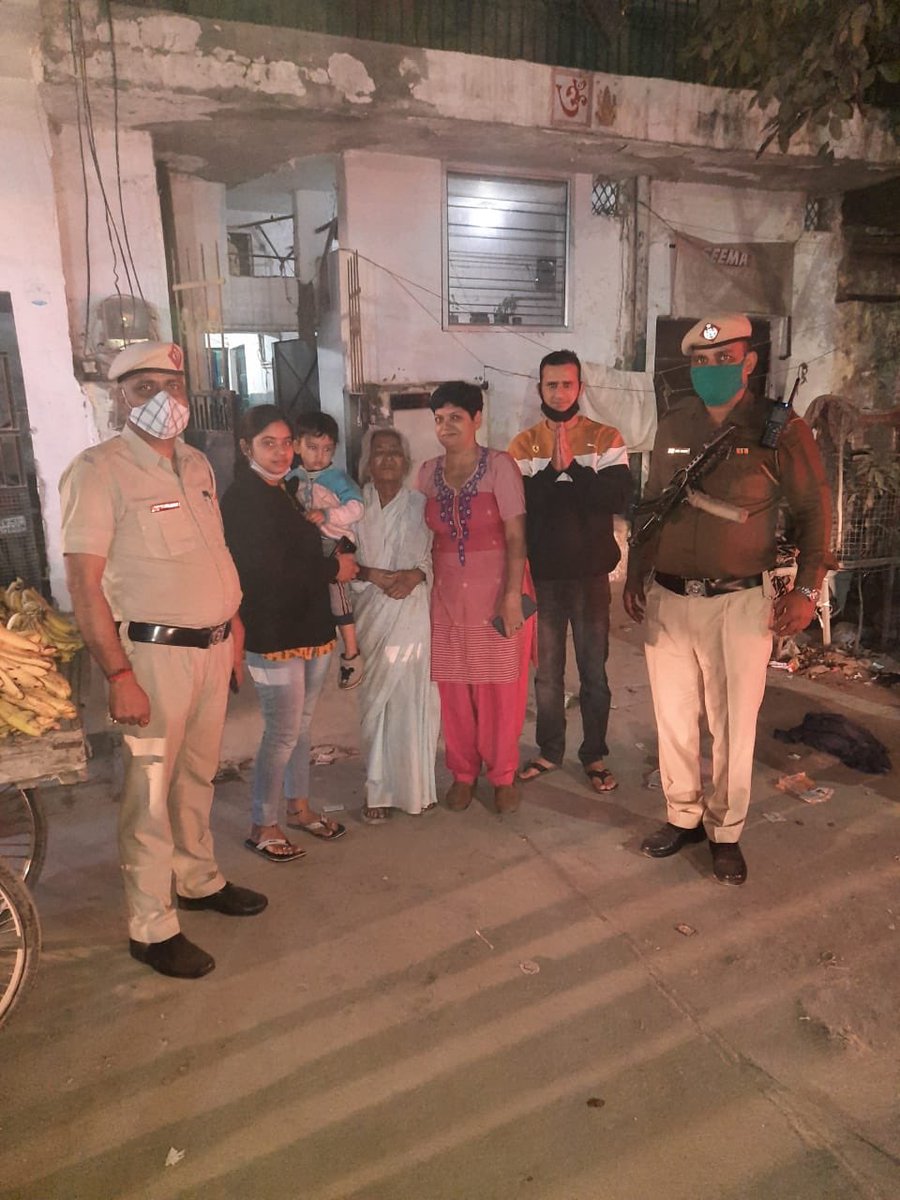 ओल्ड फ़रीदाबाद थाना क्षेत्र में कल रात एक 65 साल की बुजुर्ग महिला घर से बाहर भटक गई। परिवार ने #police बीट ऑफ़िसर को सूचना दी। उसने महिला को फ़ौरन ढूँढ निकाला। अपने बुजुर्गों का ख़्याल रखें। ⁦<a href="/cmohry/">CMO Haryana</a>⁩ ⁦<a href="/anilvijminister/">Anil Vij Ambala Cantt Haryana, India</a>⁩