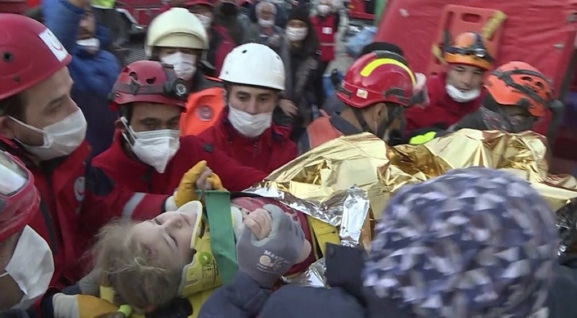 izmiretkin's tweet photo. Bu fotoğraf 65 saat sonra gelen mucizenin fotoğrafı. 3 yaşındaki Elif Bebek kurtarıldı 🙏 https://t.co/3oIVS15cxv