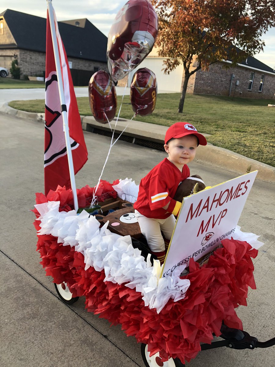 chelsiecrites's tweet photo. My MVP of Halloween. Scout, aka @PatrickMahomes. @Chiefs #ChiefsKingdom #KCChiefs #Halloween2020 #scoutwilder https://t.co/6tt0gfpINE