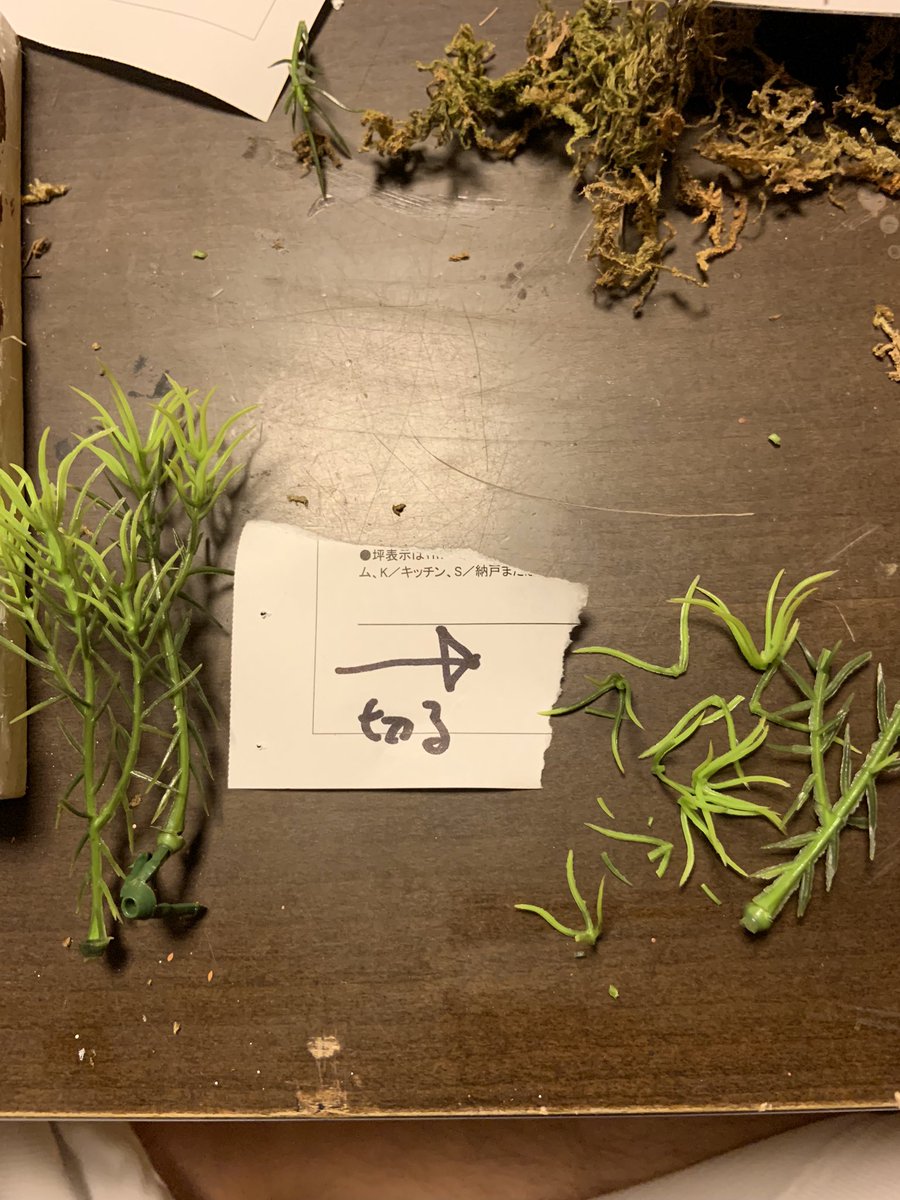 ジオラマつくるごえもん スプレーじゃ色の調整できないのでアクリル絵の具でさらに着色 水場の草花は100均のフェイクグリーンと苔 ドライフラワーを載せました ジオラマつくるごえもん スプレーじゃ色の調整できないのでアクリル絵の具でさらに着色 水場の草花は100均のフェイクグリーンと苔 ドライフラワーを載せました