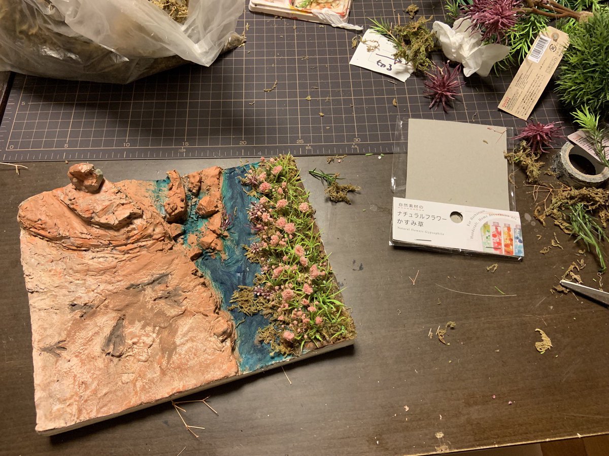 ジオラマつくるごえもん スプレーじゃ色の調整できないのでアクリル絵の具でさらに着色 水場の草花は100均のフェイクグリーンと苔 ドライフラワーを載せました ジオラマつくるごえもん スプレーじゃ色の調整できないのでアクリル絵の具でさらに着色 水場の草花は100均のフェイクグリーンと苔 ドライフラワーを載せました