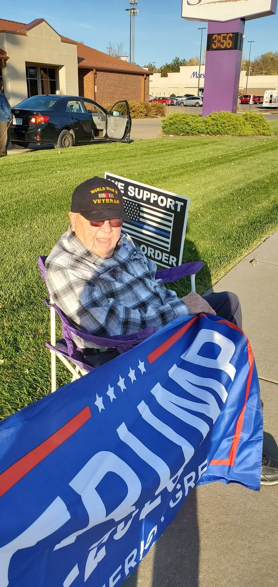 My 97 yr old WWII  dad, Harold Nelson, cheering on the Trump parade in Manhattan, KS @I
today!!  @IngrahamAngle 
@foxandfriends 
#TrumpParade
#HeartlandforTrump