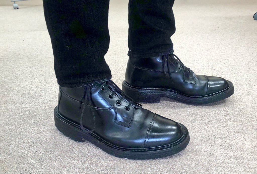 two79136462's tweet photo. お昼休み。

#JELADO Classic Slim Pants
#Trickers https://t.co/lhfbdgwK5s