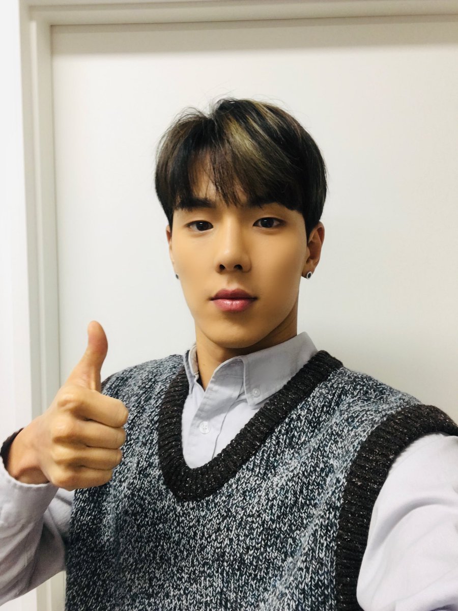 OfficialMONSTAX's tweet photo. 유투브 생중계에서 만나요~!!!:D ^^ #셔누 https://t.co/uJy59EJNT5