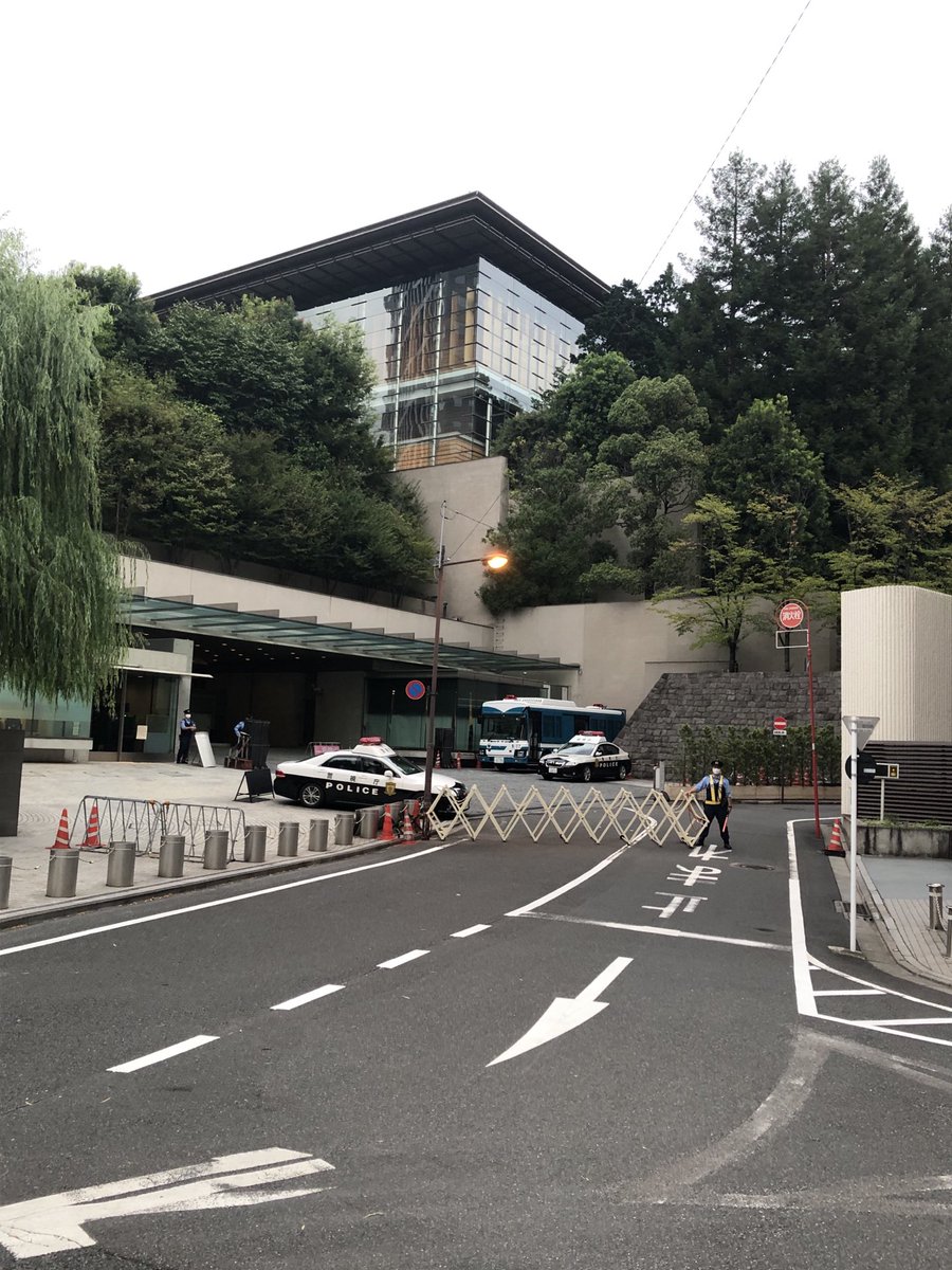 〜忍極散歩〜
総理大臣官邸
永田町にある総理大臣のお家です。
近くで写真を撮っていると速攻で警察官の人が歩み寄ってきて
笑顔で(眼は笑ってない)職質をしてもらえます。 