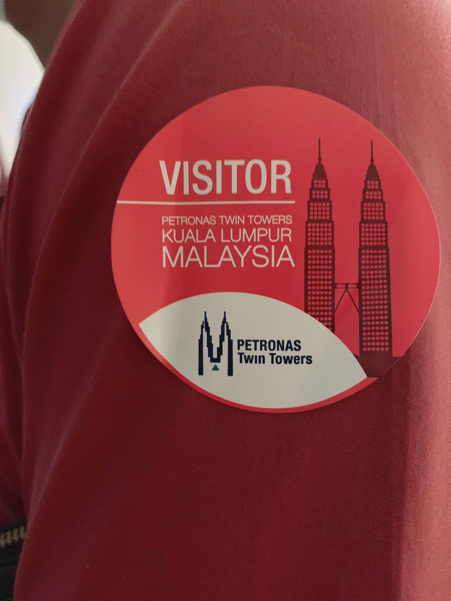 Untuk datang kesini anda perlu cari kereta F1 yang besar ni. Pergi kearah kiri atau kanan untuk turun ke bawah ke tempat pembelian tiket. Kita perlu berada disini 15 minit awal. Kita akan diberikan sticker bewarna. Sticker ni akan sama dengan kumpulan yang sama masa dengan kita