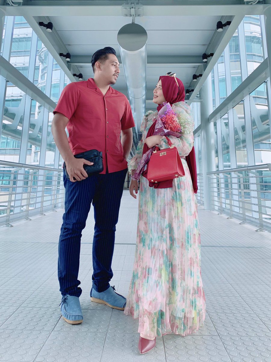 Jangan malu-malu untuk minta pertolongan staf KLCC untuk ambilkan gambar Jambatan ini ditingkat 41. Pengalaman i naik lift kesini. Rasa macam naik sekejap je dah sampai, tak rasa goyang2, tak rasa pening.