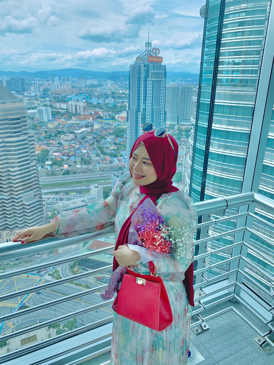 Jangan malu-malu untuk minta pertolongan staf KLCC untuk ambilkan gambar Jambatan ini ditingkat 41. Pengalaman i naik lift kesini. Rasa macam naik sekejap je dah sampai, tak rasa goyang2, tak rasa pening.