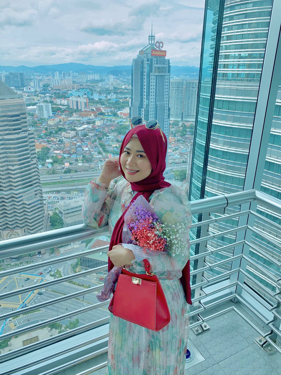 Jangan malu-malu untuk minta pertolongan staf KLCC untuk ambilkan gambar Jambatan ini ditingkat 41. Pengalaman i naik lift kesini. Rasa macam naik sekejap je dah sampai, tak rasa goyang2, tak rasa pening.