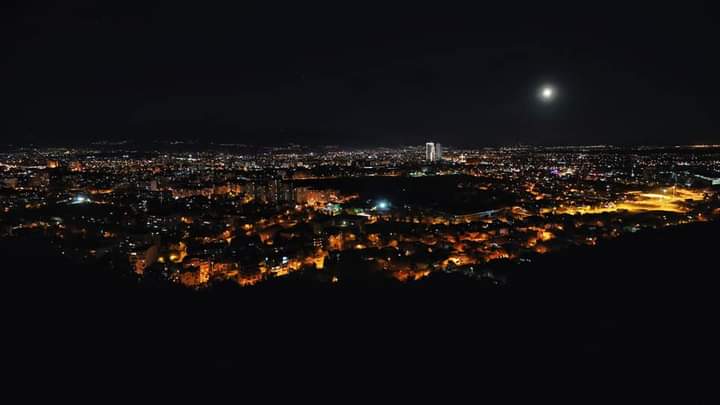 AFamilyOTR's tweet photo. Full moon over Skopje
#Macedonia 
Photo by Maja Argakijeva
https://t.co/GV5Dkwmjf8
.
#FullMoon #cityscape #nightphotography #travel # #City https://t.co/Ydrgom1EuM