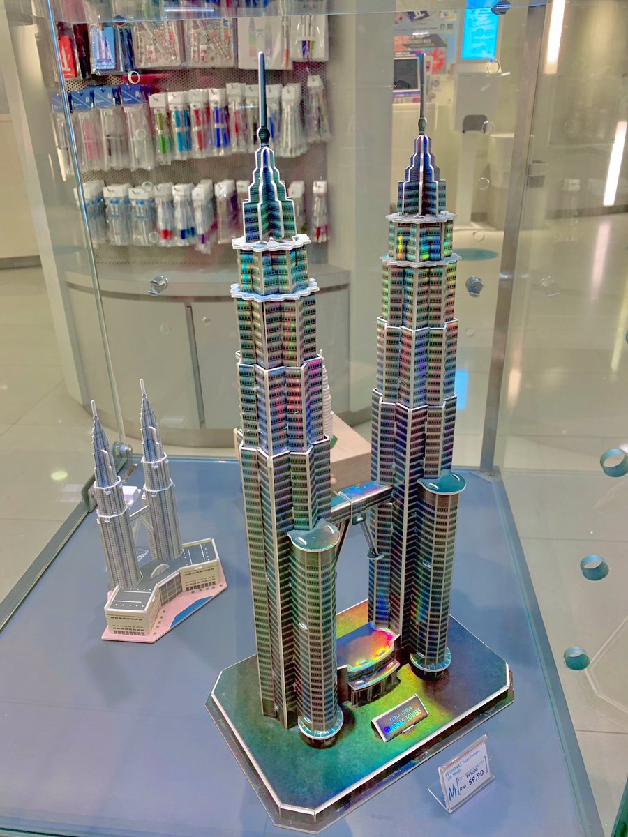 Sebelum keluar kita akan melalui kedai yang menjual pelbagai barangan yang boleh dijadikan kenangan dan hadiah 