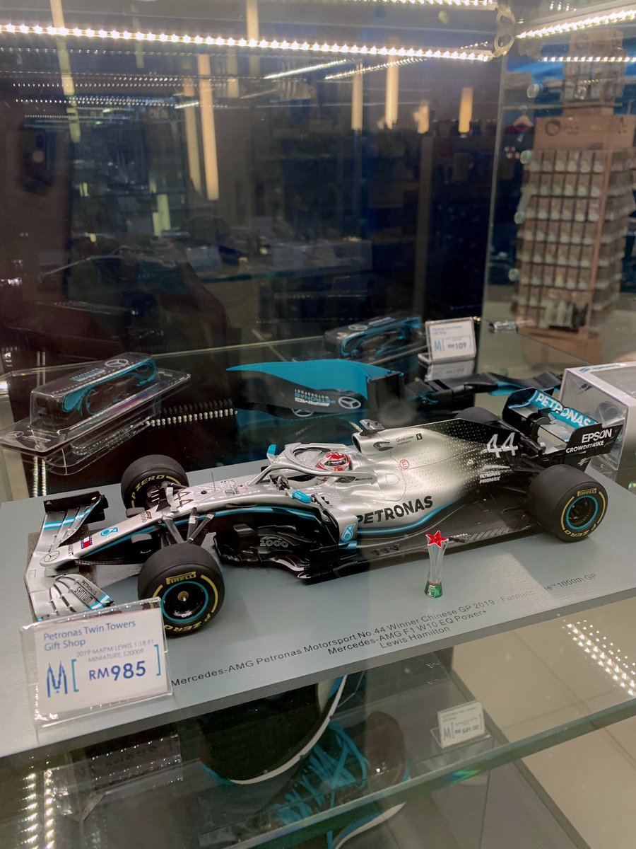 Sebelum keluar kita akan melalui kedai yang menjual pelbagai barangan yang boleh dijadikan kenangan dan hadiah 