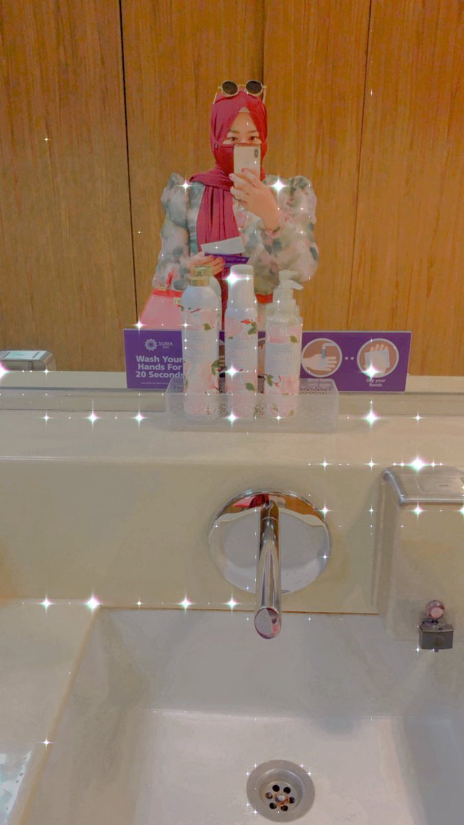 Oh lupa pulak nak bagitahu kepada yang tak tahu ya. Nak masuk toilet dekat KLCC ni kene bayaran RM2 ya . Bagitahu siap2 karang terkejut pulak. Rm2 dapat sekali tisu and dalam toilet ada wangian seperti bedak, losyen. Ha wangi