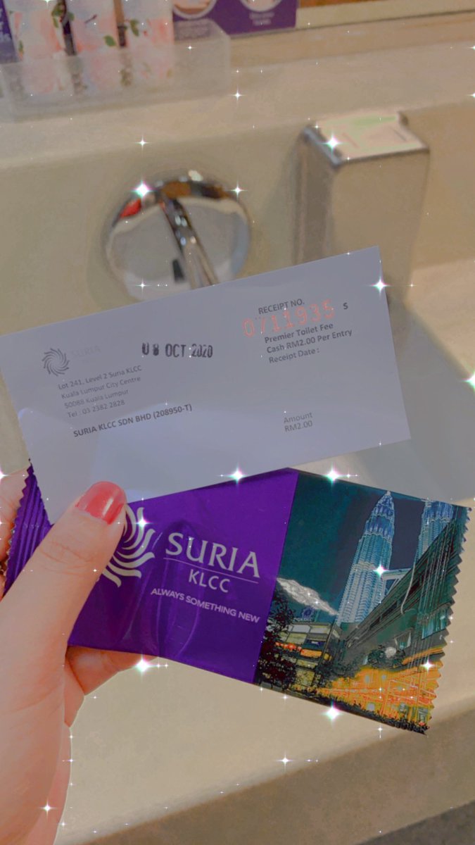 Oh lupa pulak nak bagitahu kepada yang tak tahu ya. Nak masuk toilet dekat KLCC ni kene bayaran RM2 ya . Bagitahu siap2 karang terkejut pulak. Rm2 dapat sekali tisu and dalam toilet ada wangian seperti bedak, losyen. Ha wangi