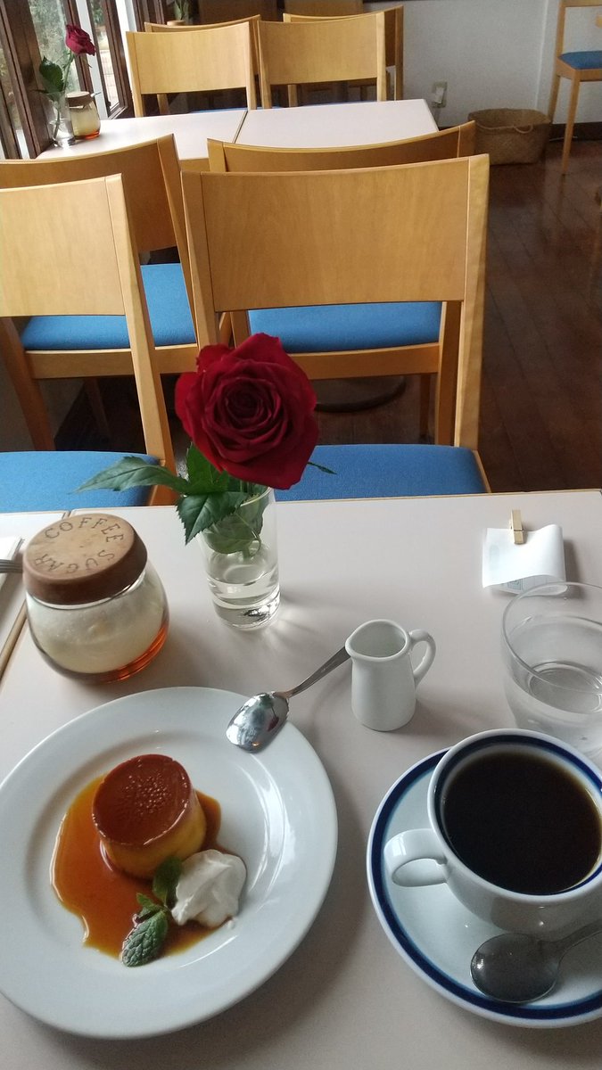 oiseaux1062's tweet photo. 横浜山手の坂の上にある喫茶エレーナ。昭和な感じで懐かしいほっとする雰囲気。お菓子は手作りです。ご年配のご夫婦が切り盛りされています。 https://t.co/sac6JMhPCt