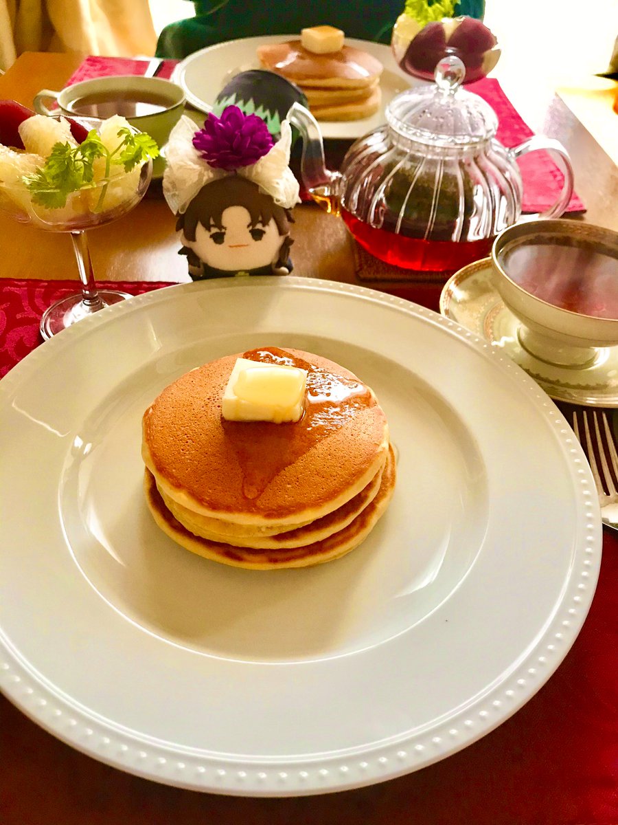 ともえ 朝食はホットケーキ 林檎の赤ワインコンポート マーガレッツホープ農園 ダージリンオータムナル ティッピークローナル 今回のホットケーキは蜂蜜とみりんと重曹でどら焼きのような香ばしさをプラス ほうじ茶のような香りと味わいを持つ今日の紅茶