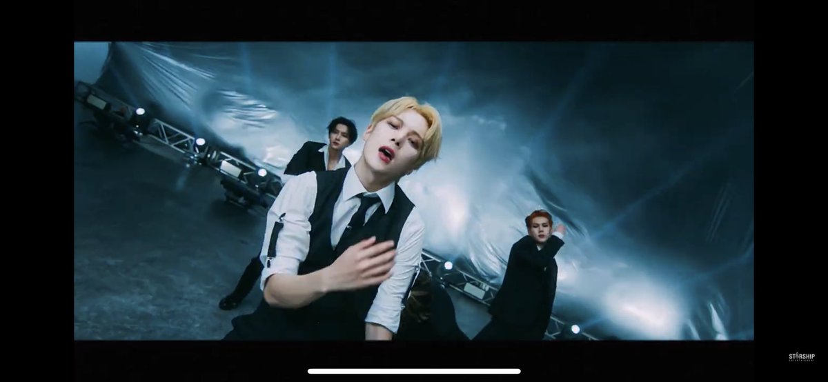 lorren_sofia's tweet photo. You can tell they went so hard on their dance moves. Ugh they were so good. LOOK AT THEM. All of their visual. This almost ended me watching this video. EVERYONE STAN @OfficialMonstaX #MONSTAX #MONSTAX_LOVEKILLA #MONSTA_X #MONBEBE #MONSTAX1102COMEBACK #MONSTAX_FATALLOVE https://t.co/J4JRoJQXcE