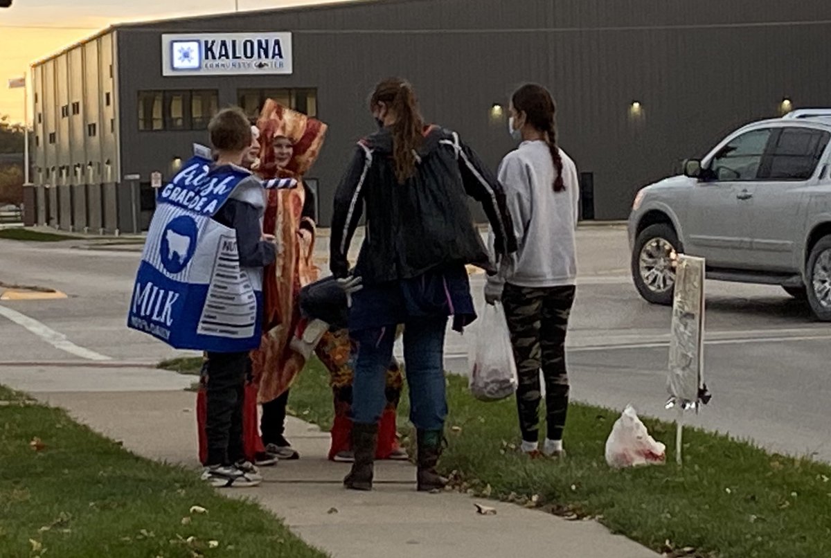 DeniseBusch1's tweet photo. First ever Silver Cord Trick-or-Treat was a success! Love the attitude and excitement of these 4 young women (especially the one that’s mine ❤️). The 2 freshman are going to help me plan ahead and expand our outreach next year. #mphawks https://t.co/5y1OAFMJ4H