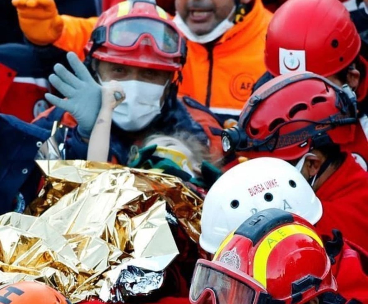 Ben öyle bilirim ki; 
yaşamak, berrak bir gökte çocuklar aşkına savaşmaktır.