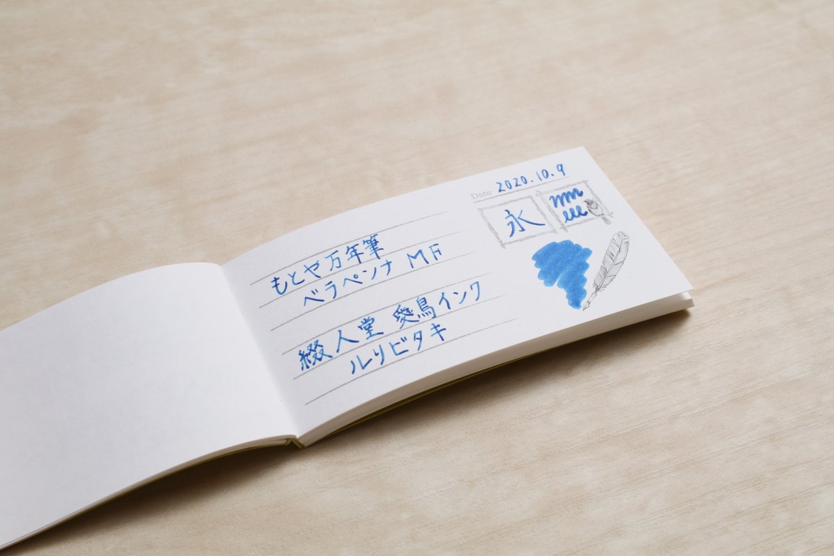 booknote_tokyo's tweet photo. #TIPS2020 ペンショーお品書き③
📚Ink Log
📢先行販売!11/17発売の新製品!
万年筆とインクの組合せを記録し見返して楽しめる履歴帳。
白くきめ細かいマシュマロCoCスノーホワイト使用。インクが素直に発色し濃淡がきれいに出ます。
パラパラめくる感触と美しい箔押し表紙をぜひ見てくださいね。 https://t.co/GENUQdLVij