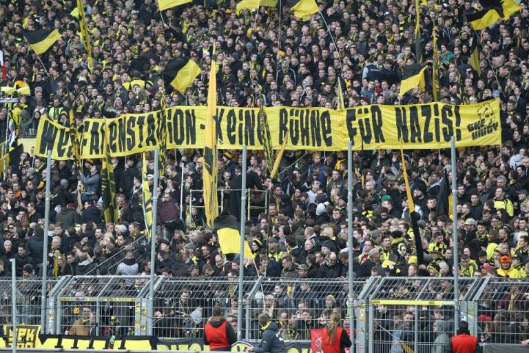 It needs to be said that The Unity,  #BVB’s biggest ultra group, stood against far-right tendencies in the past, despite several violent incidents against them.The group often held banners against Nazis, while also providing help to refugees arriving in Dortmund in 2015. 18/21