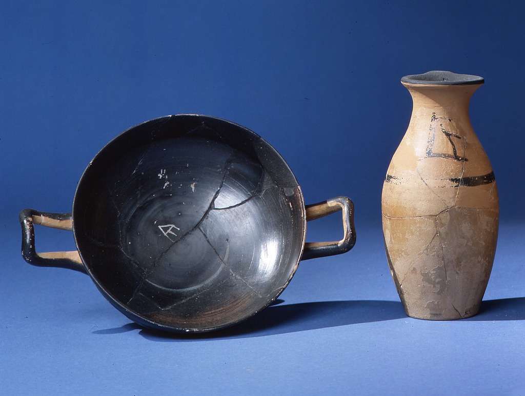 How did the ancient  #Greeks force each-other to show up and participate in their democracy? There is archaeological evidence that officials were provided with food and wine at public expense. (grad students will be familiar with this tactic)State tableware, ancient vs. modern: