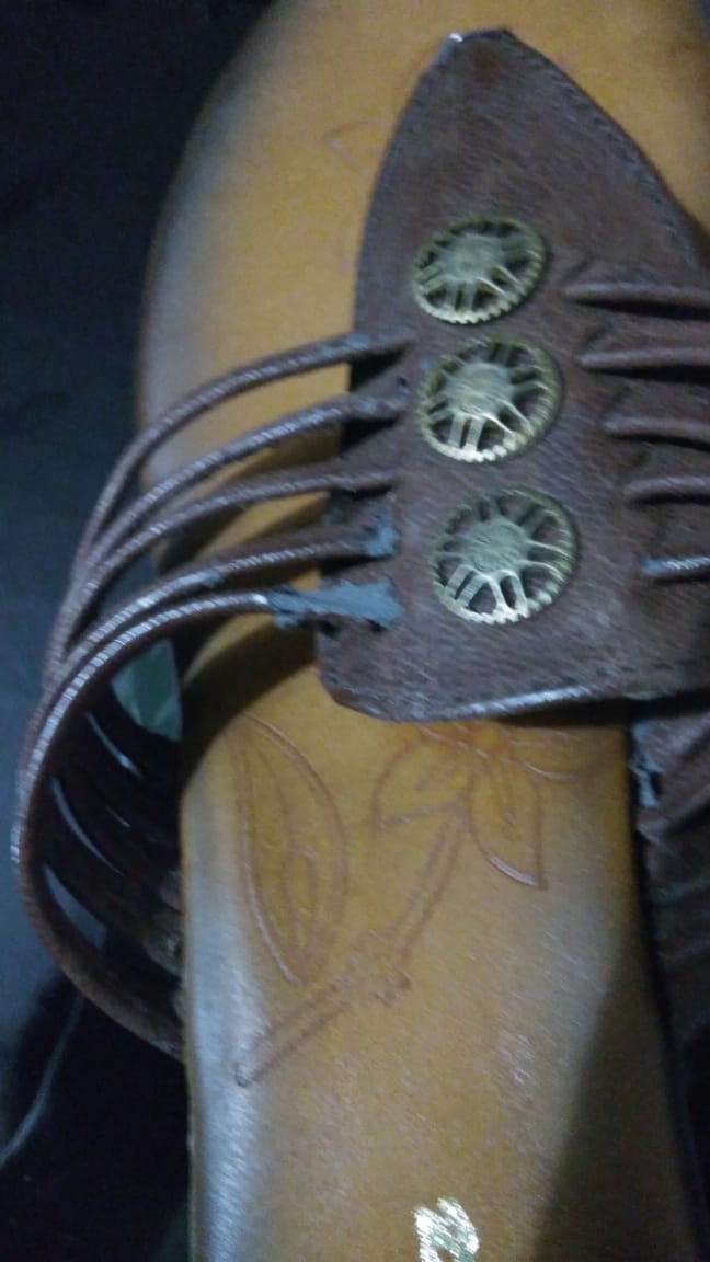 gkr92's tweet photo. @BATA_India Recieved damaged product for an order placed through bata website.
Further, when we tried to return, the item is listed as "can't be returned/cancelled /exchanged", but this never came up while placing the order. Is this your new way of selling off damaged products? https://t.co/3BlIY9C0wv
