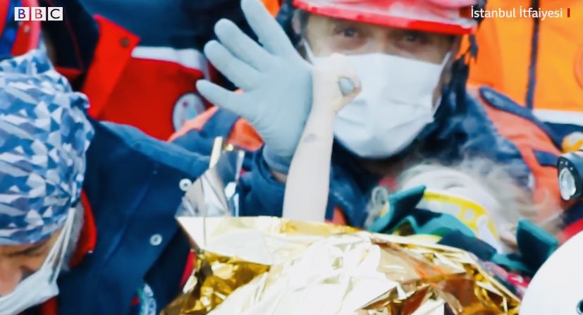 “Bütün iyi kitapların sonunda
bütün gündüzlerin,
bütün gecelerin sonunda,
meltemi senden esen
soluğu sende olan,
yeni bir başlangıç vardır…”
(Edip Cansever)