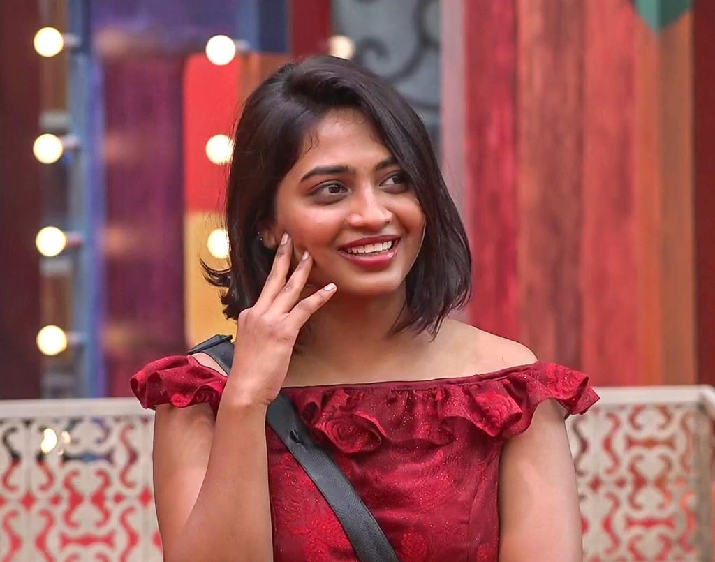 మనకు తెలిసిన  #హారిక ..గ్రూపులో ఉంటూ, ముచ్చటిస్తుంటుంది.. కానీ మనకు తెలియని హారిక.. #మెహబూబ్ తో సమానంగా డాన్స్ నేర్చుకుని మరీ వేస్తుంది. #BiggBossTelugu4 ఇచ్చిన టాస్క్ లని.. హద్దులు తెలుసుకుని మరీ ఆడుతుంది.ముఖ్యంగా.. తన వల్ల తప్పు జరిగితే.. ఖచ్చితంగా బాధ్యత తీసుకుంటుంటుంది.