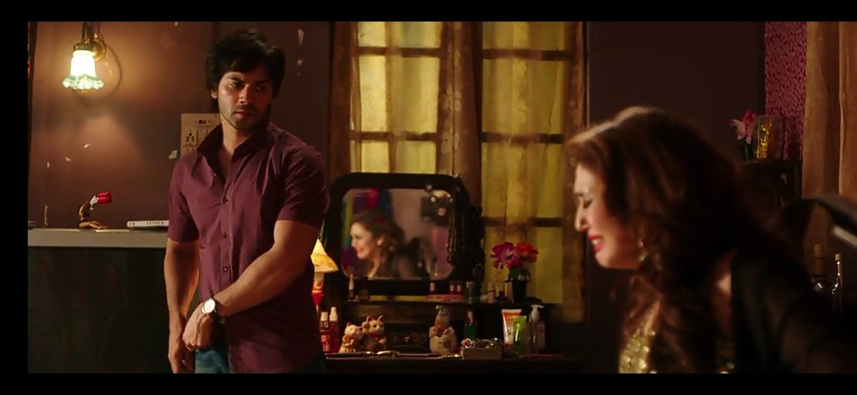Red flowers are kept just beside mirror and we can simply relate it to what happens between Jhimli and Raghu... A lot of darkness.... @Varun_dvn  @humasqureshi