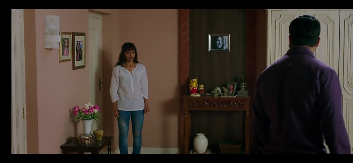 Here pink and white flowers are kept and the situation is also very tensed as Raghu asks Kanchan to sleep with him.... But white flowers indicates towards a sigh of relief @radhika_apte  @Varun_dvn