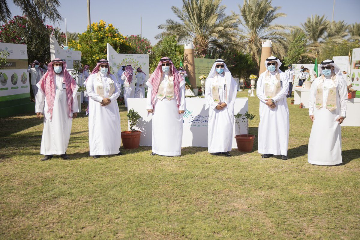 qunsad's tweet photo. جانب من تدشين معالي رئيس #جامعة_القصيم المعرض المقام بالتزامن مع مبادرة سمو #أمير_القصيم “#أرض_القصيم_خضراء” والذي تنظمه عمادة شؤون الطلاب بالتعاون مع كلية الزراعة والطب البيطري والإدارة العامة للصيانة والخدمات. https://t.co/44uLMXaXQV