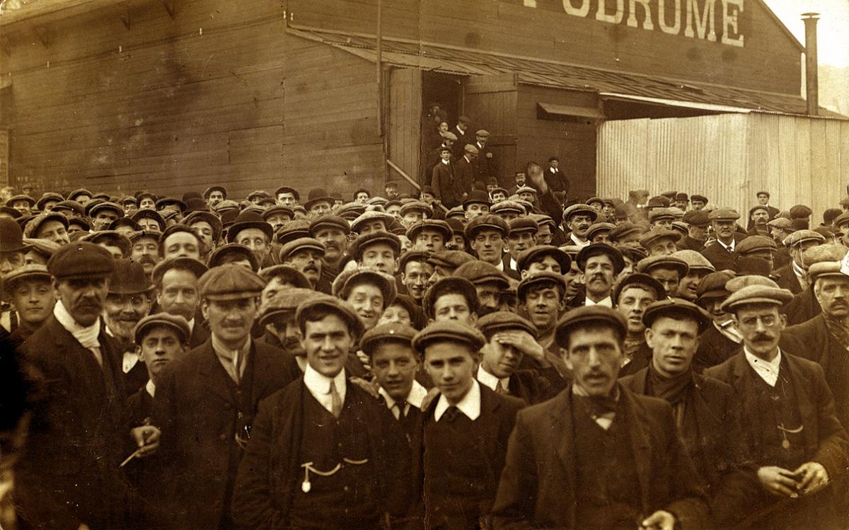 The Cambrian Combine then called in strikebreakers from outside the area to  #Penygraig. Naturally, the miners responded by picketing the work site. Here's a pic of the miners. [Dapper iawn!] 5/  #Wales  #Hanes  #History  #Cymru