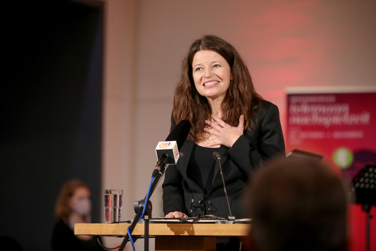 Ottostadt's tweet photo. Prof. Dorothee #Oberlinger hat am Freitag den #TelemannPreis der #LH erhalten. Sie gilt als eine der besten Blockflötistinnen der Welt und zählt auch als Ensembleleiterin zu den exzellentesten Telemann-Interpretinnen unserer Zeit. 🎼 

👉 https://t.co/jJscBBDOPZ
📸 Viktoria Kühne https://t.co/yjK2TddyD3