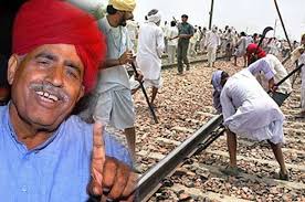 guddu_siddiqui's tweet image. #गुर्जर_आंदोलन के नाम रेल पटरियां उखाड़ पूरा एक रेल मार्ग बाधित करने वाले ये वही लोग हैं जिन्होंने शाहीन बाग में केवल 200 मीटर सड़क मार्ग पर #caa_nrc_protests के शांतिपूर्वक प्रदर्शन कर रहे मुस्लिम प्रदर्शनकारियों पर गोली चलाने वाले कपिल व एक अन्य का स्वागत एवं समर्थन किया था।