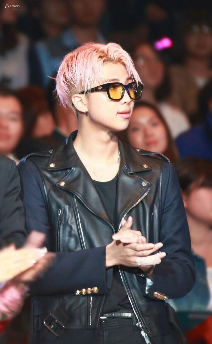 BTS in leather: a thread, because it's one of my favorite things.