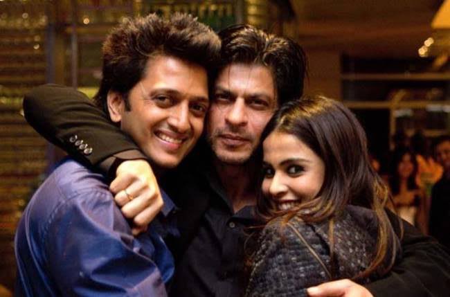 Riteishd's tweet photo. This image says it all..... Happy Birthday Dearest @iamsrk - we love you loads. @geneliad #HappyBirthdaySRK #HappyBirthdayShahRukhKhan https://t.co/Mx4nOOXvos