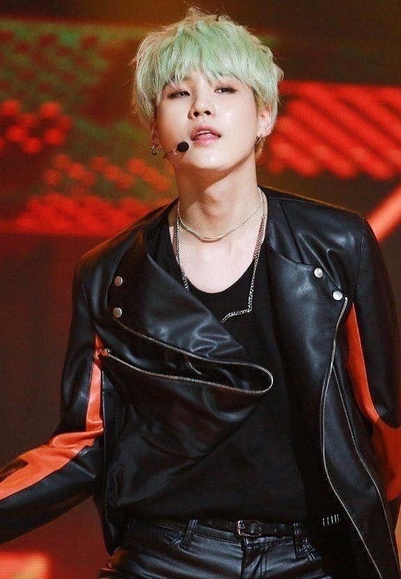 BTS in leather: a thread, because it's one of my favorite things.