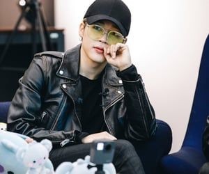 BTS in leather: a thread, because it's one of my favorite things.