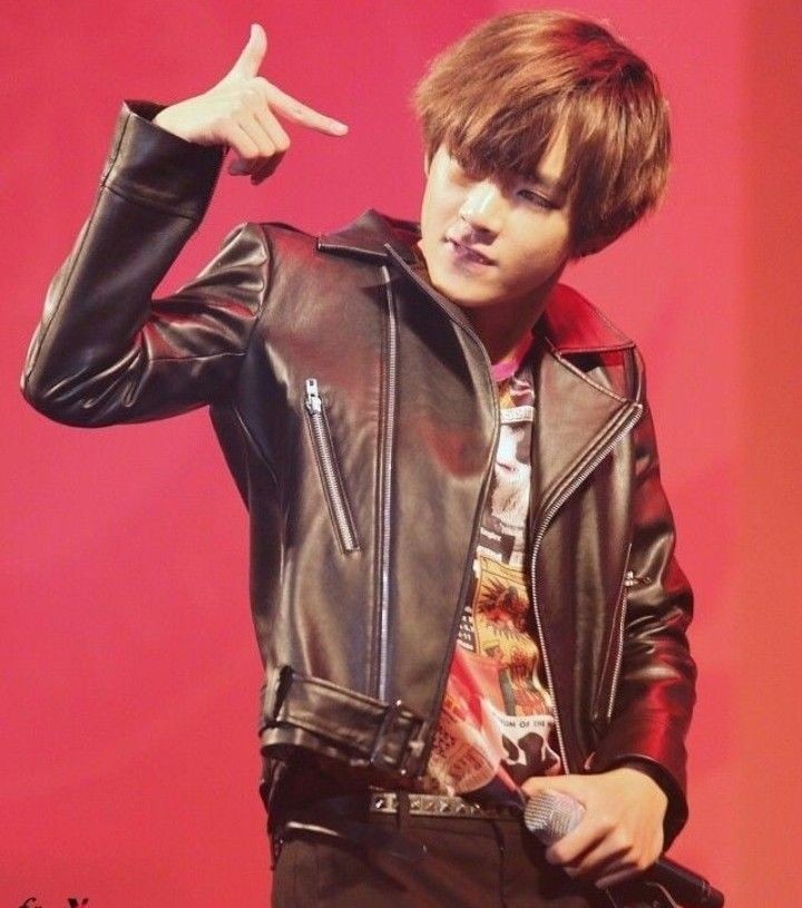 BTS in leather: a thread, because it's one of my favorite things.