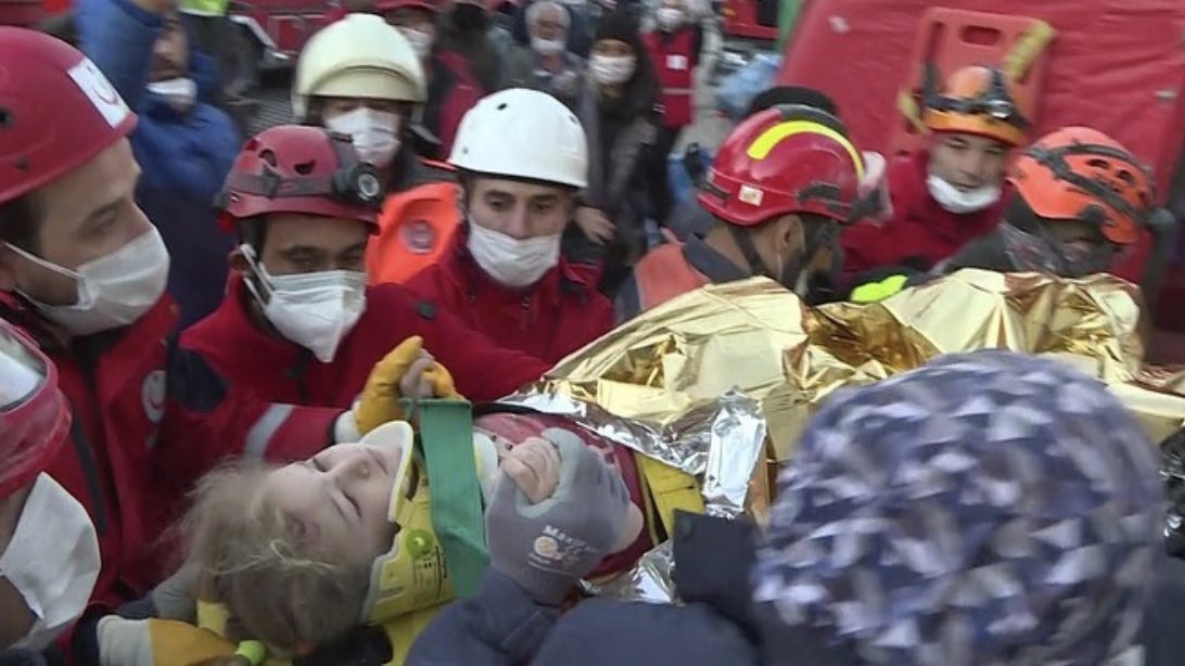 izmiretkin's tweet photo. Hayata işte böyle, sıkı sıkı tuttundu Elif bebek https://t.co/UfT6QY46pq