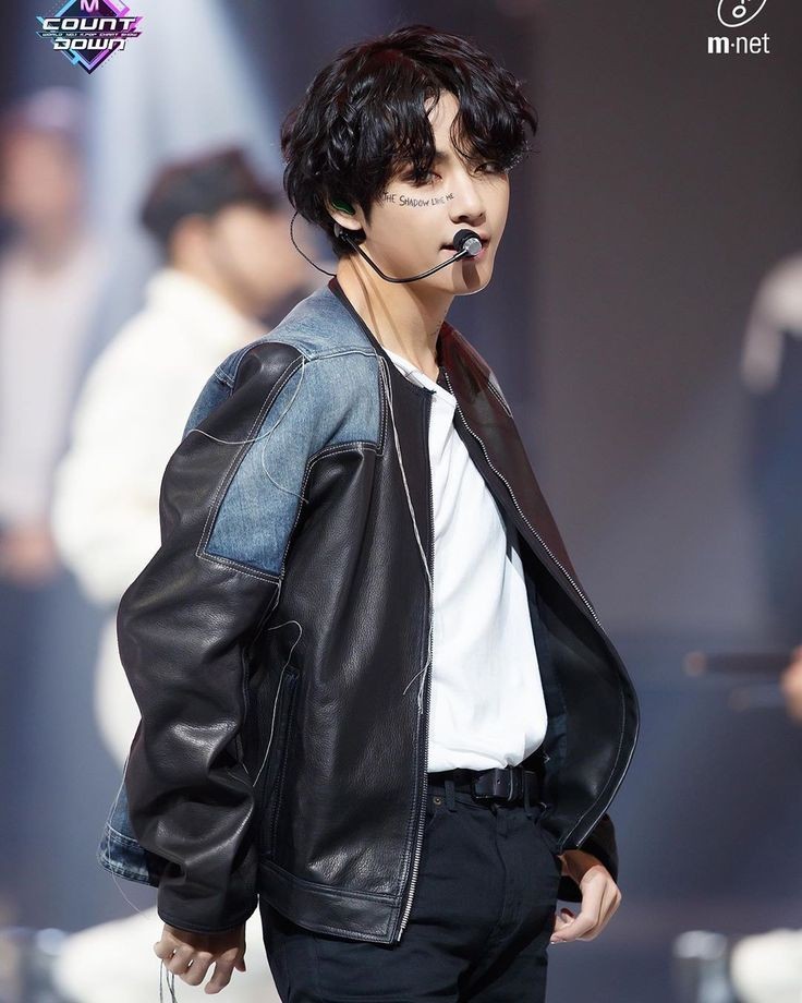 BTS in leather: a thread, because it's one of my favorite things.