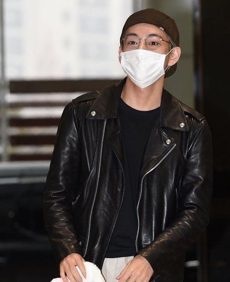 BTS in leather: a thread, because it's one of my favorite things.