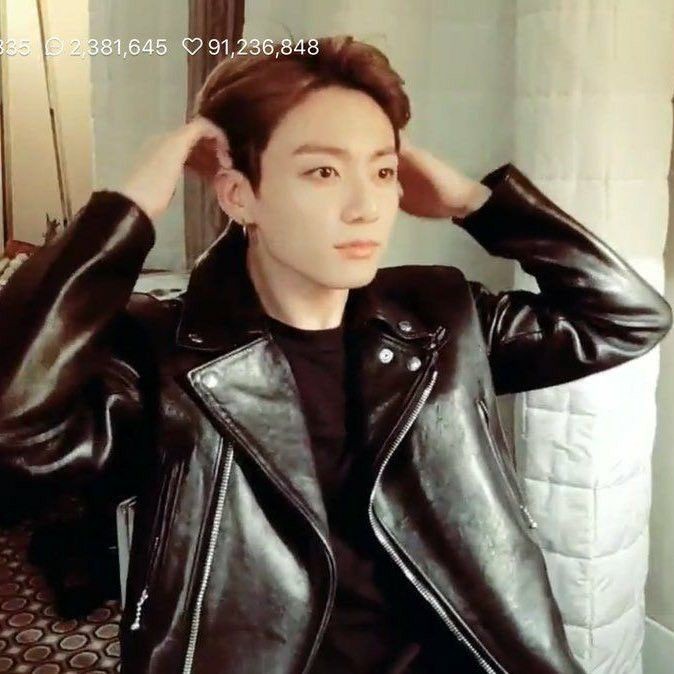 BTS in leather: a thread, because it's one of my favorite things.