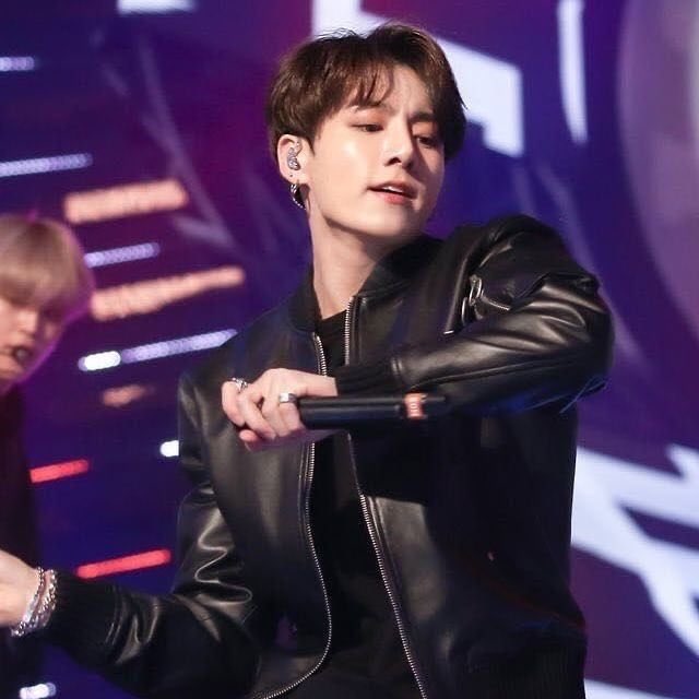 BTS in leather: a thread, because it's one of my favorite things.