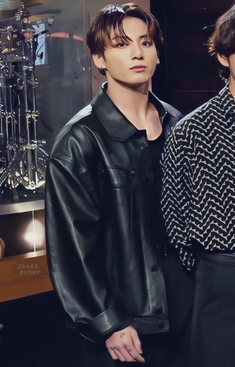 BTS in leather: a thread, because it's one of my favorite things.