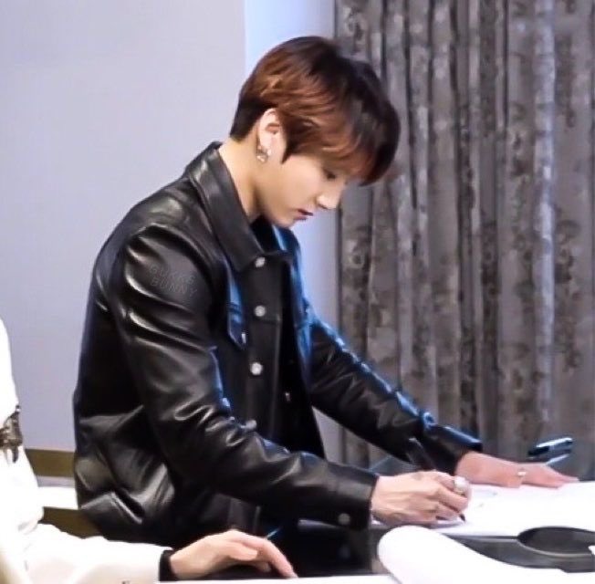 BTS in leather: a thread, because it's one of my favorite things.