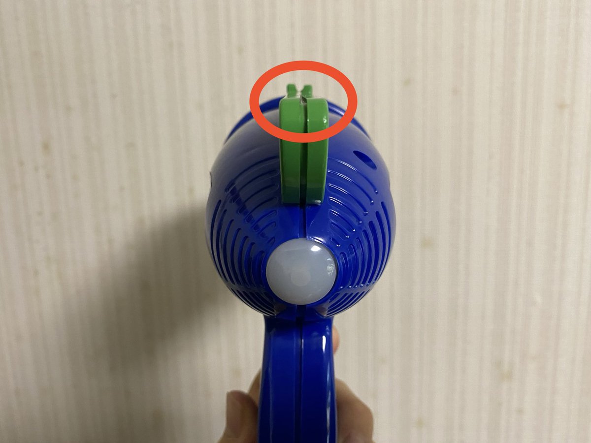 けん バズ ライトイヤーのアストロブラスターで的を狙う時は 赤丸で囲んだ照準器は使わない方が良いと思います 的を狙う時は赤い点を目で追うやり方がオススメです けん バズ ライトイヤーのアストロブラスターで的を狙う時は 赤丸で囲んだ照準器は使わない方が良いと思います 的を狙う時は赤い点を目で追うやり方がオススメです
